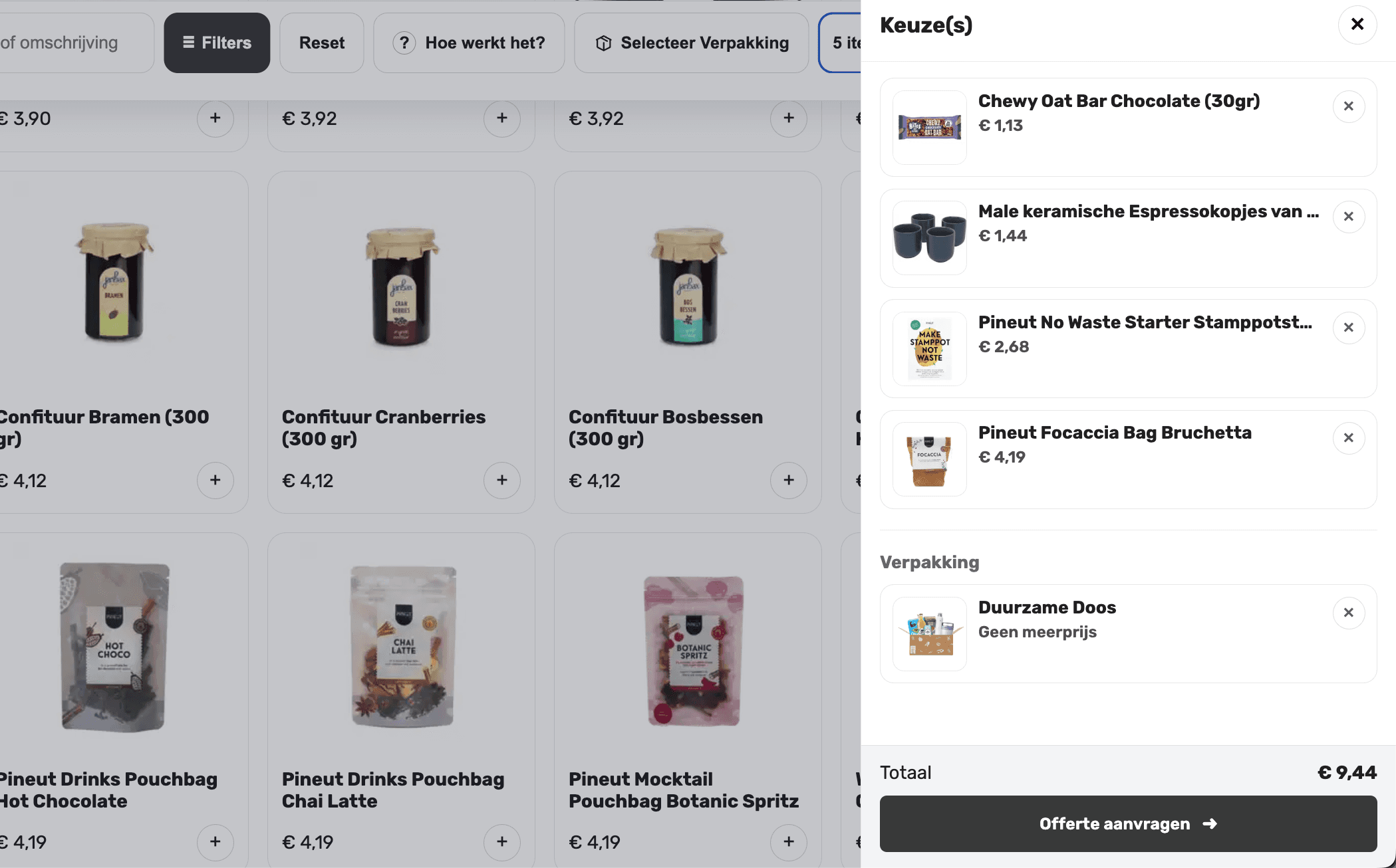 Sfeerbeeld van kerstpakket samenstellen